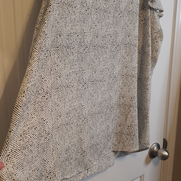 ANDREE BY UNIT flutter sleeve blouse 1X - Picture 4 of 4